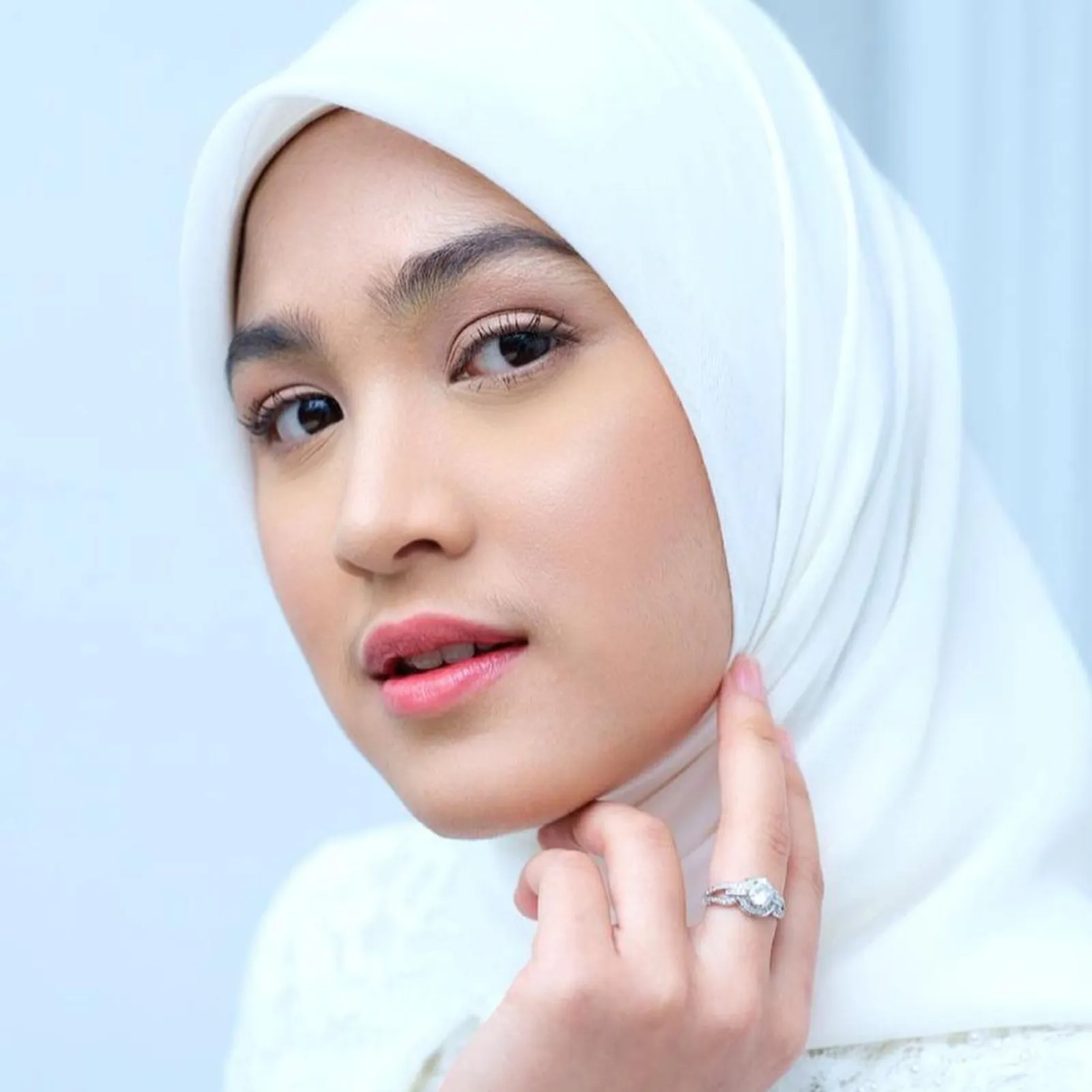 Inspirasi Riasan Natural a la Cut Syifa dengan Hijab