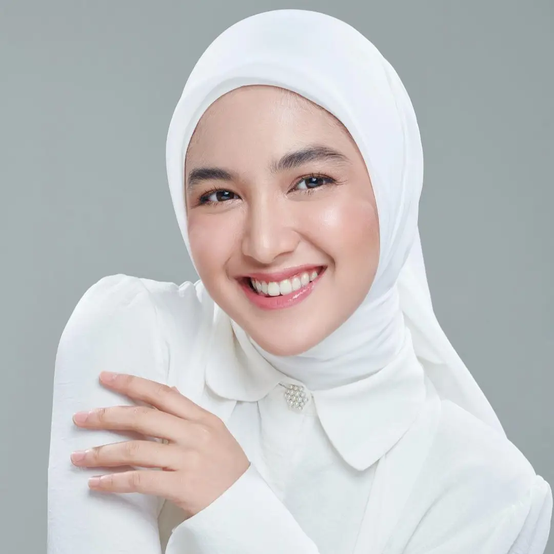 Inspirasi Riasan Natural a la Cut Syifa dengan Hijab