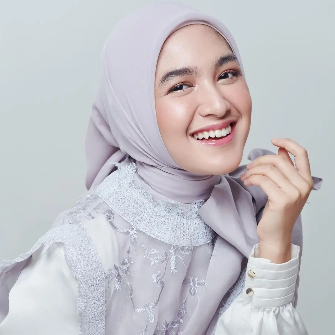 Inspirasi Riasan Natural a la Cut Syifa dengan Hijab