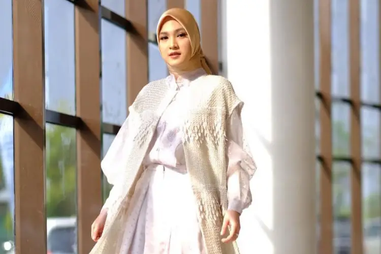 Inspirasi Riasan Natural a la Cut Syifa dengan Hijab