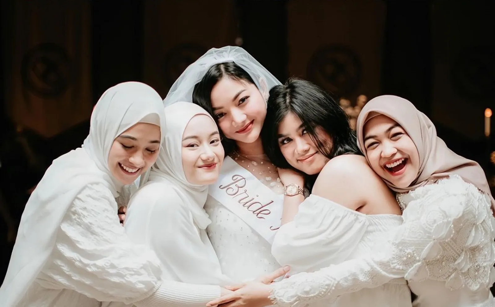 9 Potret Bridal Shower Glenca Chysara, Dapat Kejutan dari Sahabat