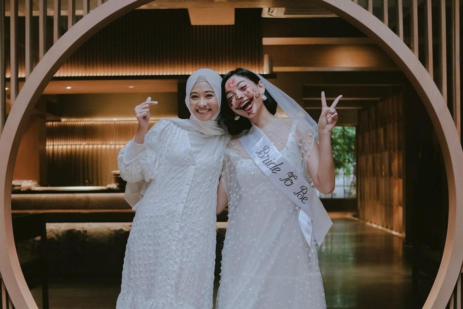 9 Potret Bridal Shower Glenca Chysara, Dapat Kejutan dari Sahabat