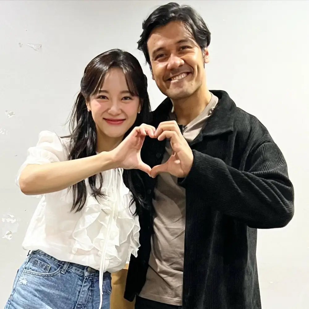 10 Momen Persahabatan Kim Sejeong dan Chicco Jerikho, Manis Banget!