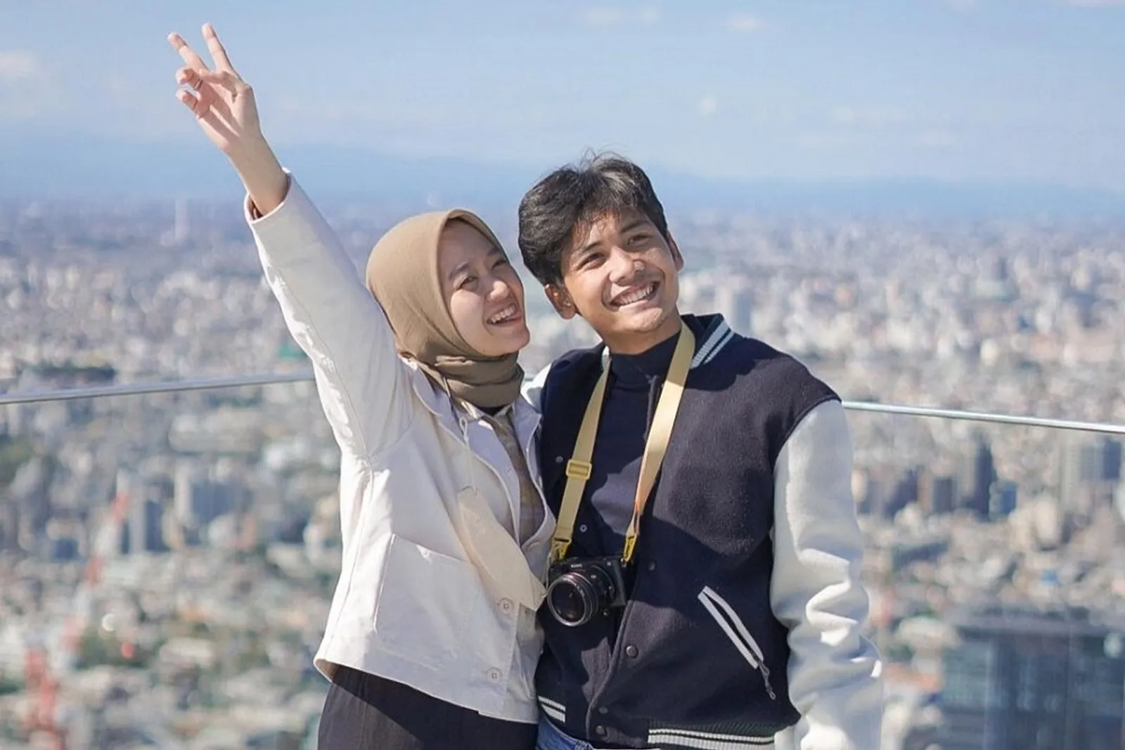 9 Momen Bulan Madu Bintang Emon dan Istri di Jepang, Romantis Banget!