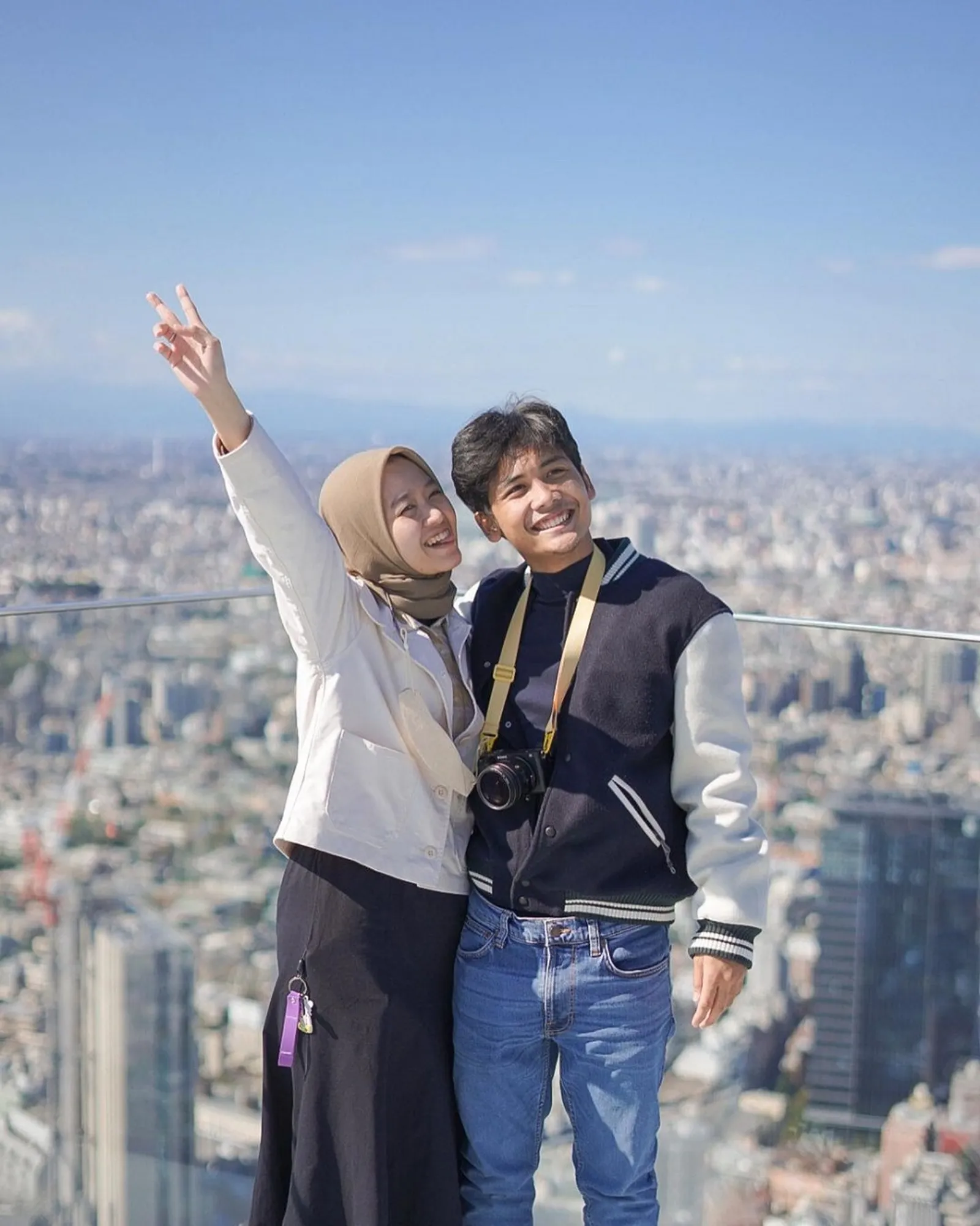 9 Momen Bulan Madu Bintang Emon dan Istri di Jepang, Romantis Banget!