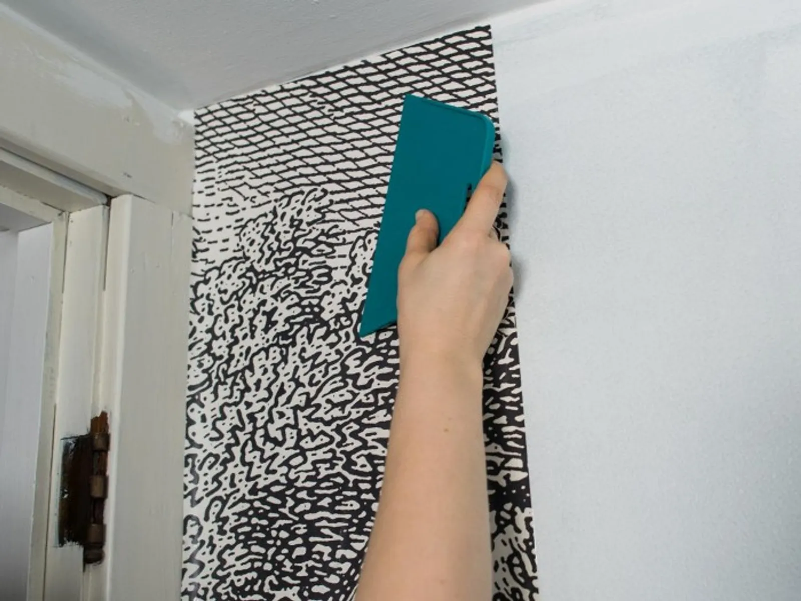 Cara Mudah Memasang Wallpaper Dinding Sendiri yang Benar