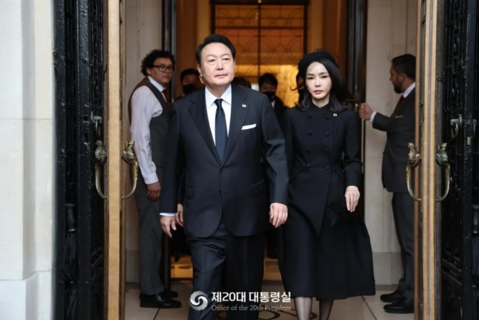 Beda 12 Tahun, Ini Kisah Cinta Presiden Korea Yoon Suk Yeol dan Istri