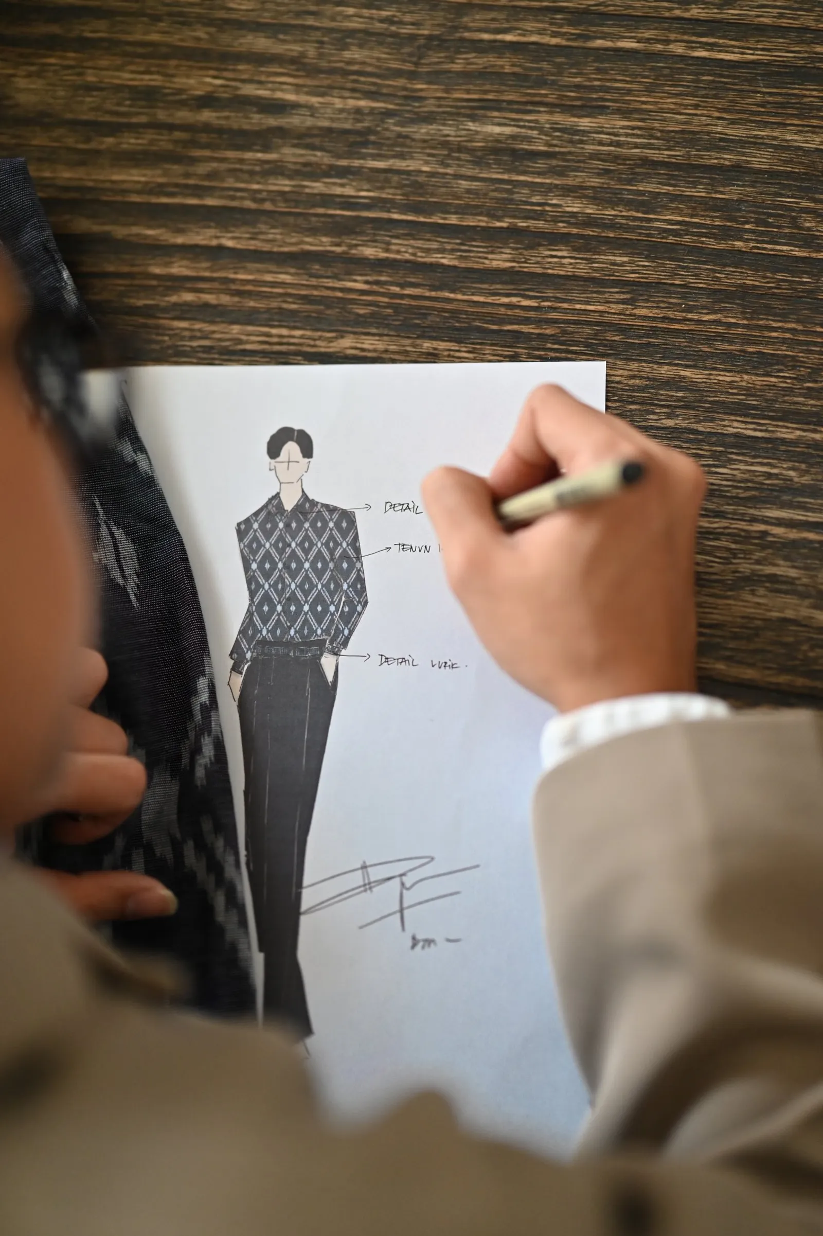 Song Kang Pemotretan Pakai Kemeja Tenun Rancangan Desainer Indonesia