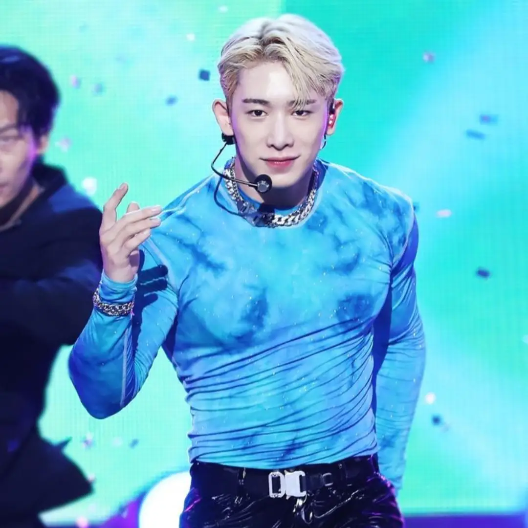 Gaya Rambut Wonho eks 'Monsta X' saat Tampil di Atas Panggung