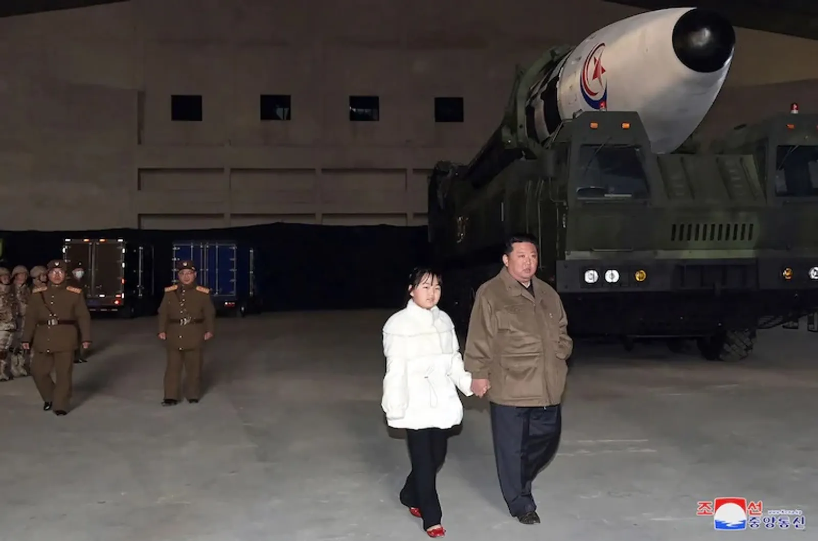 Perdana Tampil di Publik, Ini 7 Potret Kim Jong Un & Anak Perempuannya