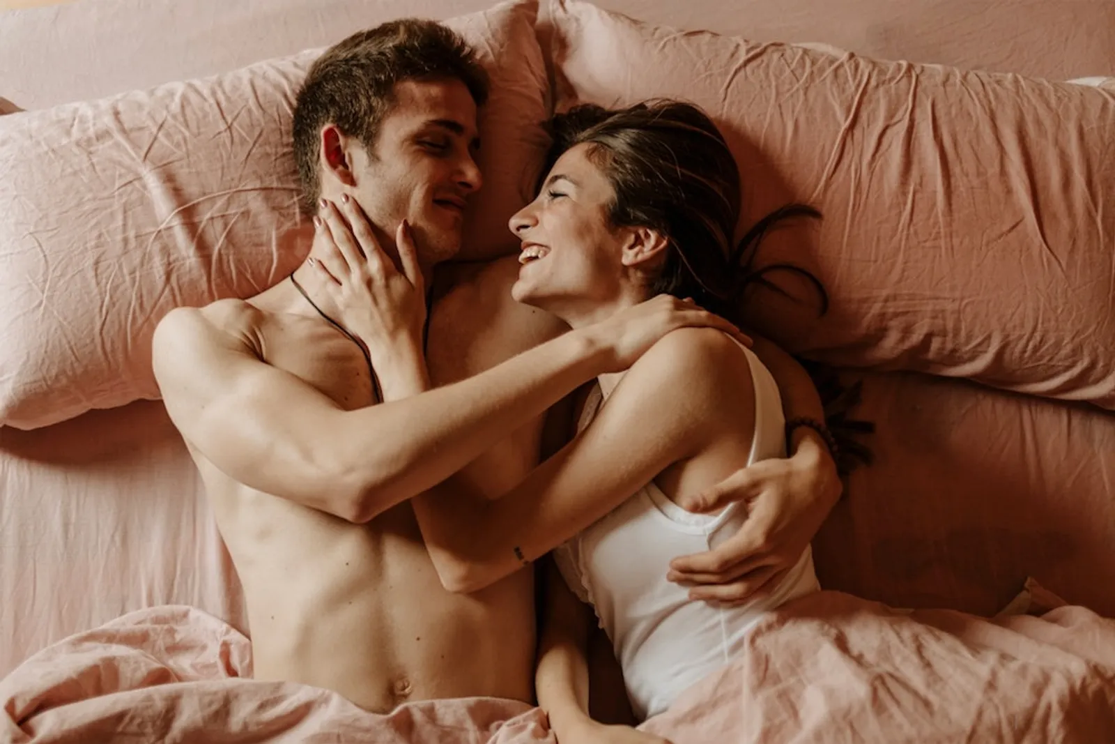 Selain Seks, Ini 7 Hal yang Suka Dilakukan Laki-Laki dengan Pasangan 