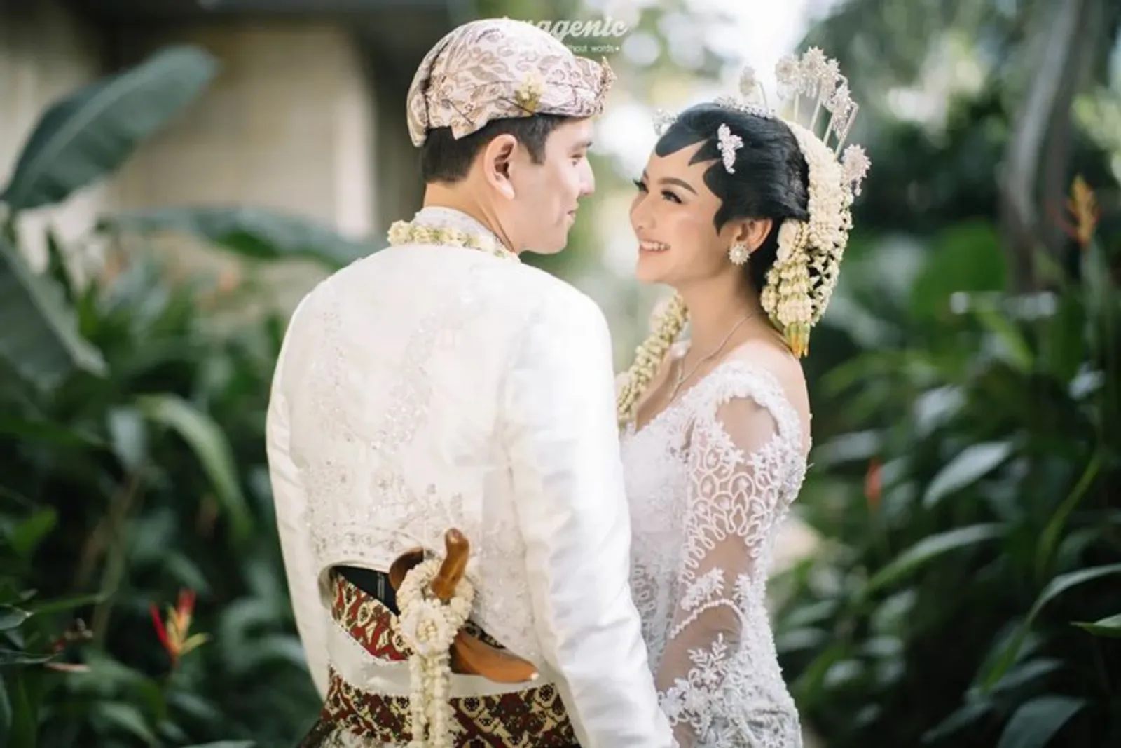 9 Foto Pernikahan Glenca Chysara & Rendi Jhon, Maharnya Tiga Mata Uang