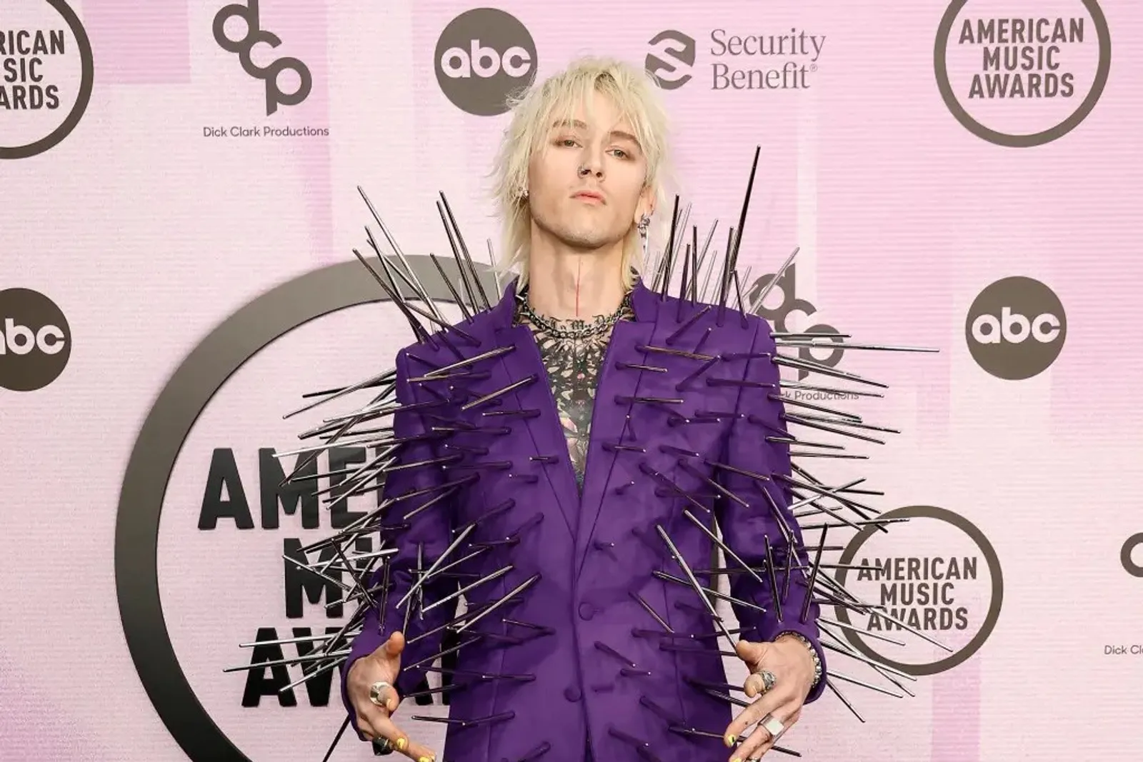 Machine Gun Kelly Pakai Outfit Berpaku di American Music Awards 2022