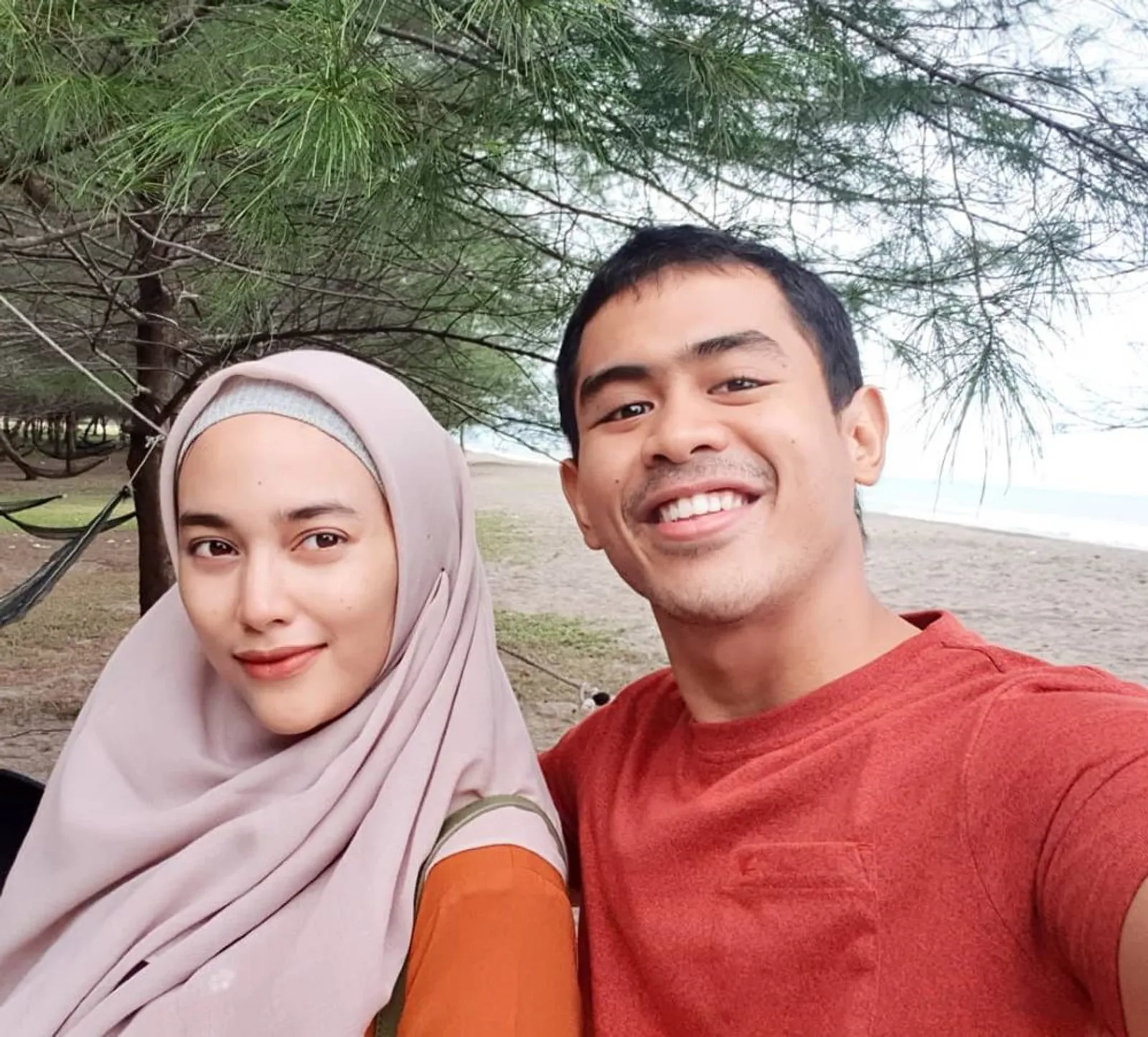 Jarang Tersorot, Ini 9 Potret Mesra YouTuber Tanboy Kun dan Istri