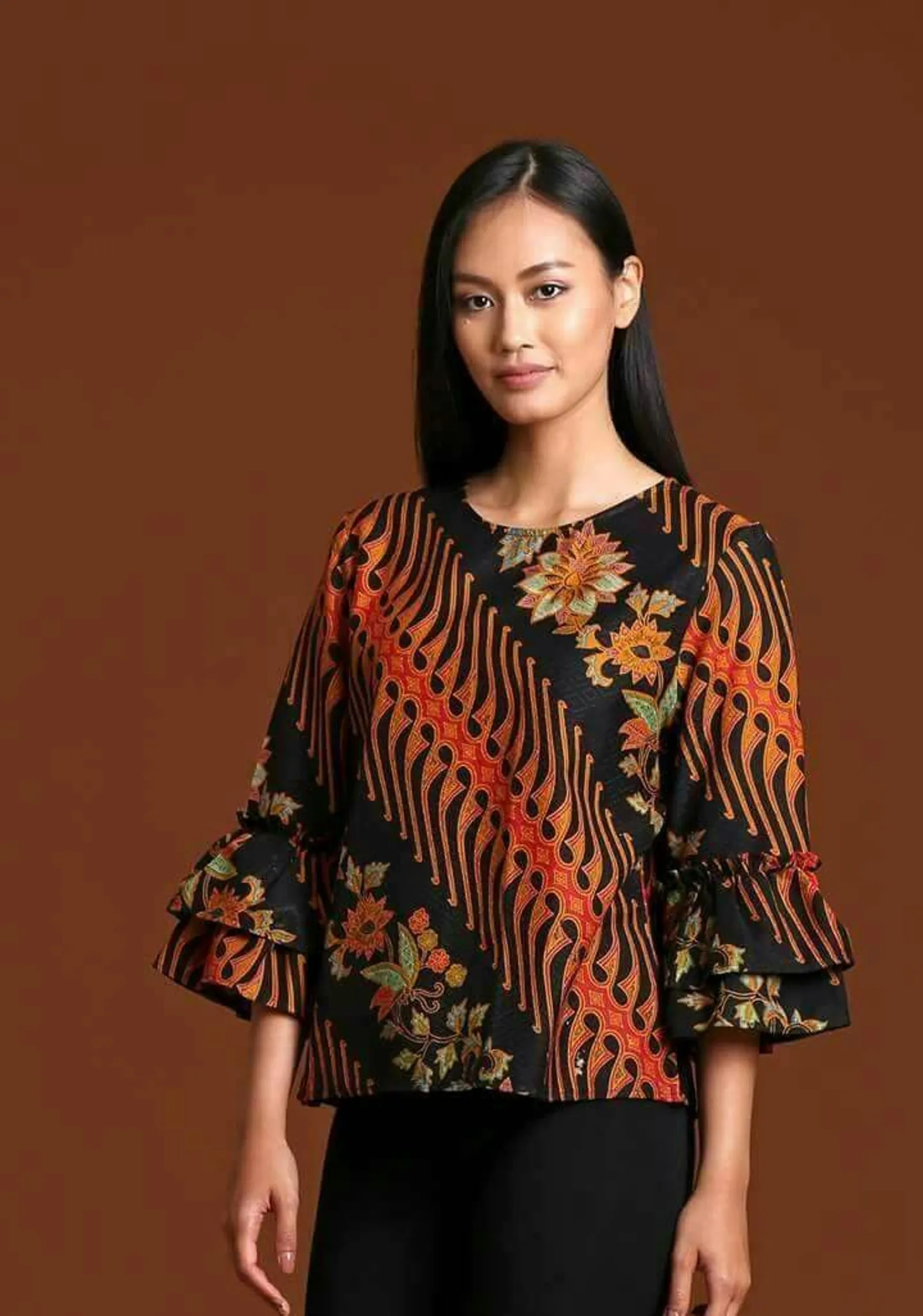 15 Model Baju Batik Atasan Perempuan Kantor, Fashionable!