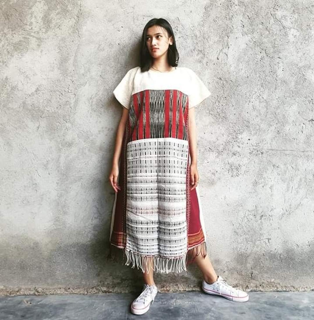 8 Model Baju Tenun Perempuan Terbaru, Cocok untuk Pesta!