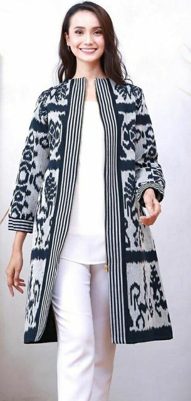 8 Model Baju Tenun Perempuan Terbaru, Cocok untuk Pesta!