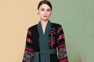 8 Model Baju Tenun Perempuan Terbaru, Cocok untuk Pesta!