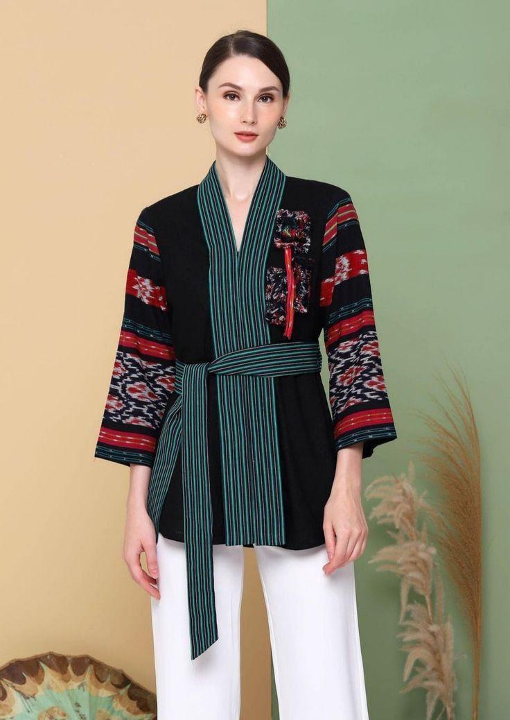 8 Model Baju Tenun Perempuan Terbaru, Cocok untuk Pesta!