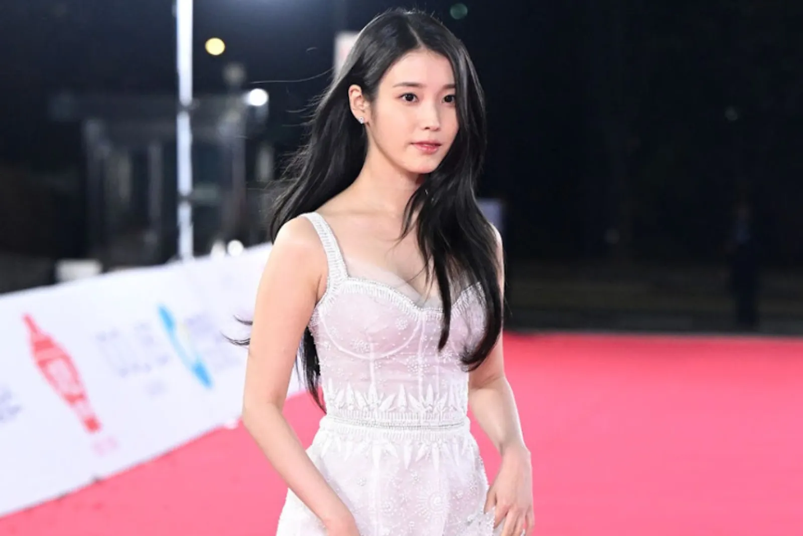Gaya Elegan Aktris Korea di Karpet Merah Blue Dragon Film Awards 2022