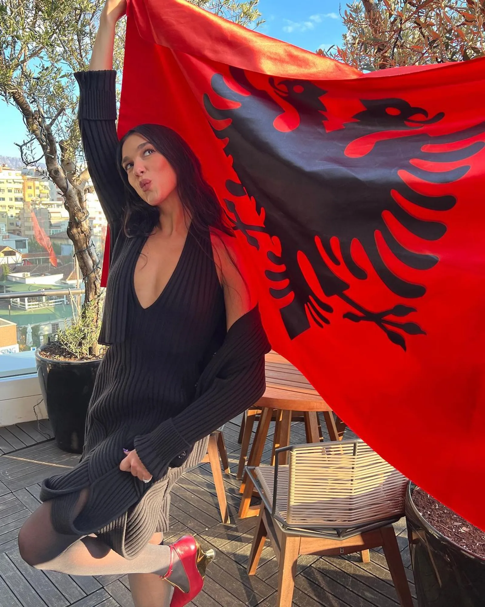 Dua Lipa Ekspos Bagian Dada saat Rayakan Hari Kemerdekaan Albania