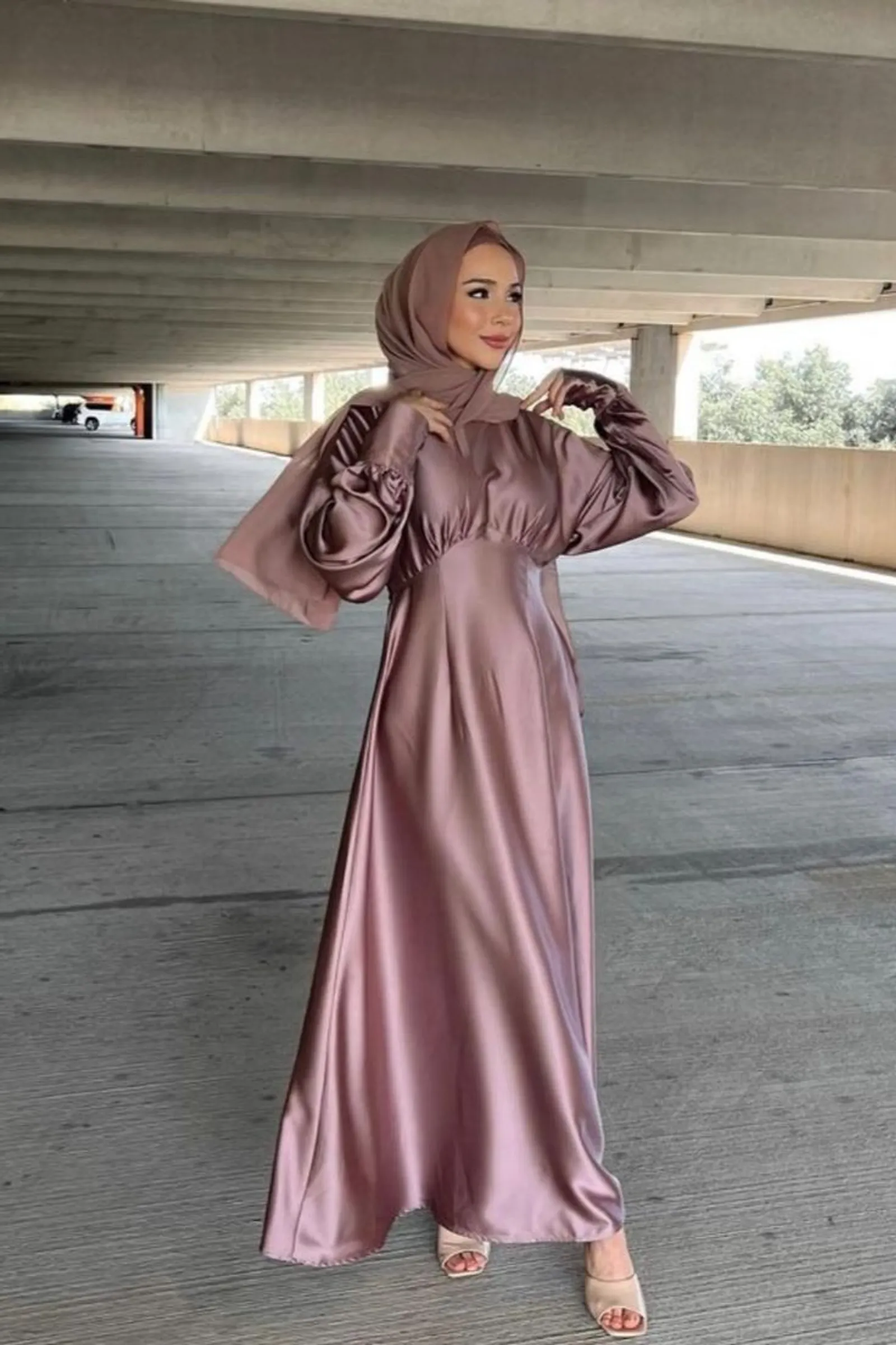 10 Model Baju Gamis Lengan Balon Terbaru, Manis dan Trendi!