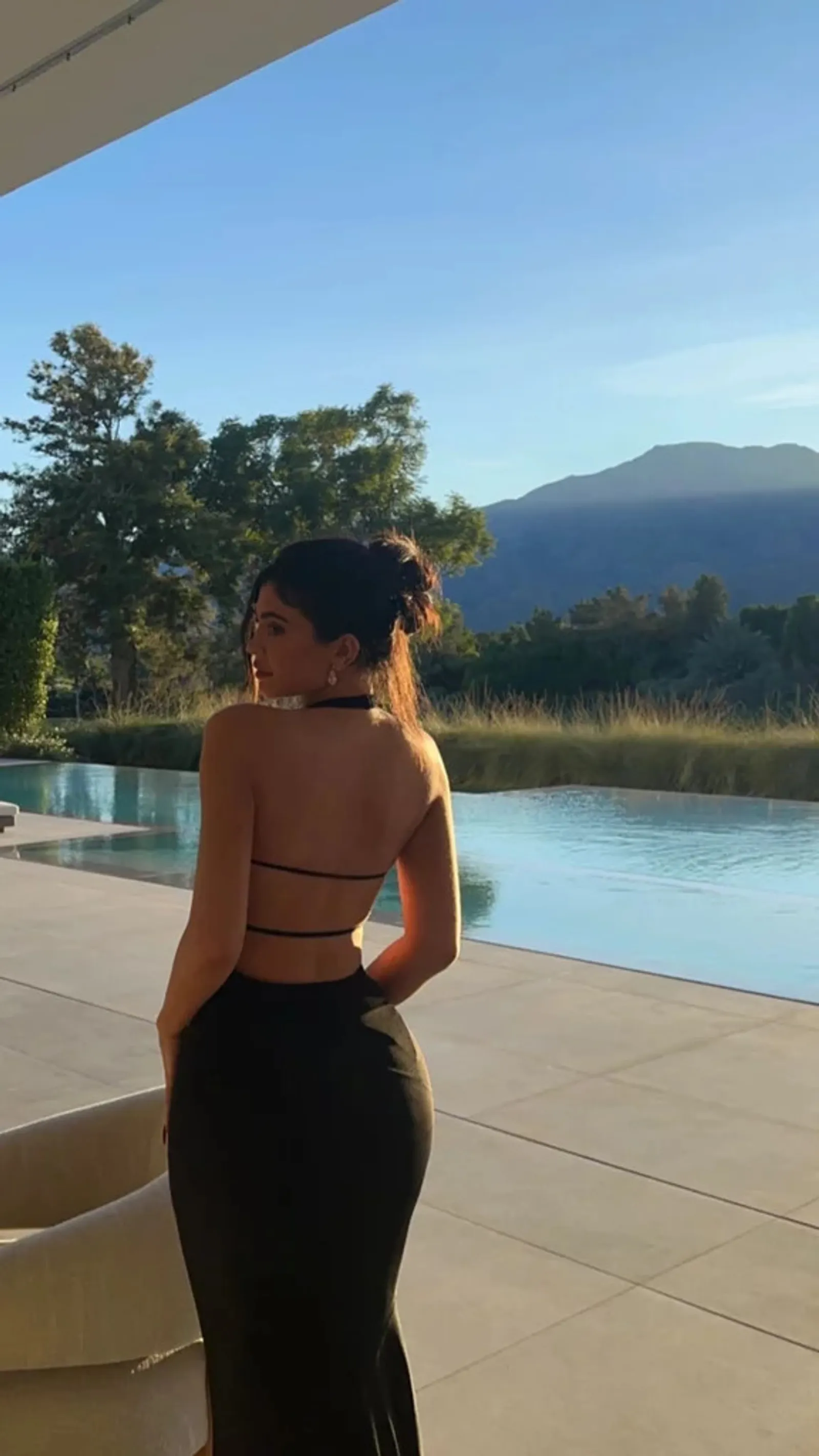 Potret Kylie Jenner Gendong Anak Sambil Pakai Gaun Seksi