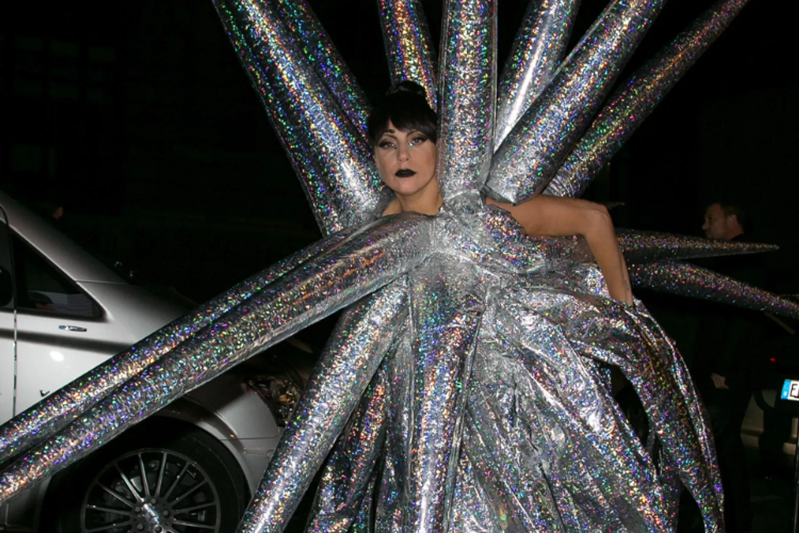 Deretan Gaya Nyentrik Artis Hollywood Pakai Outfit 'Berduri'