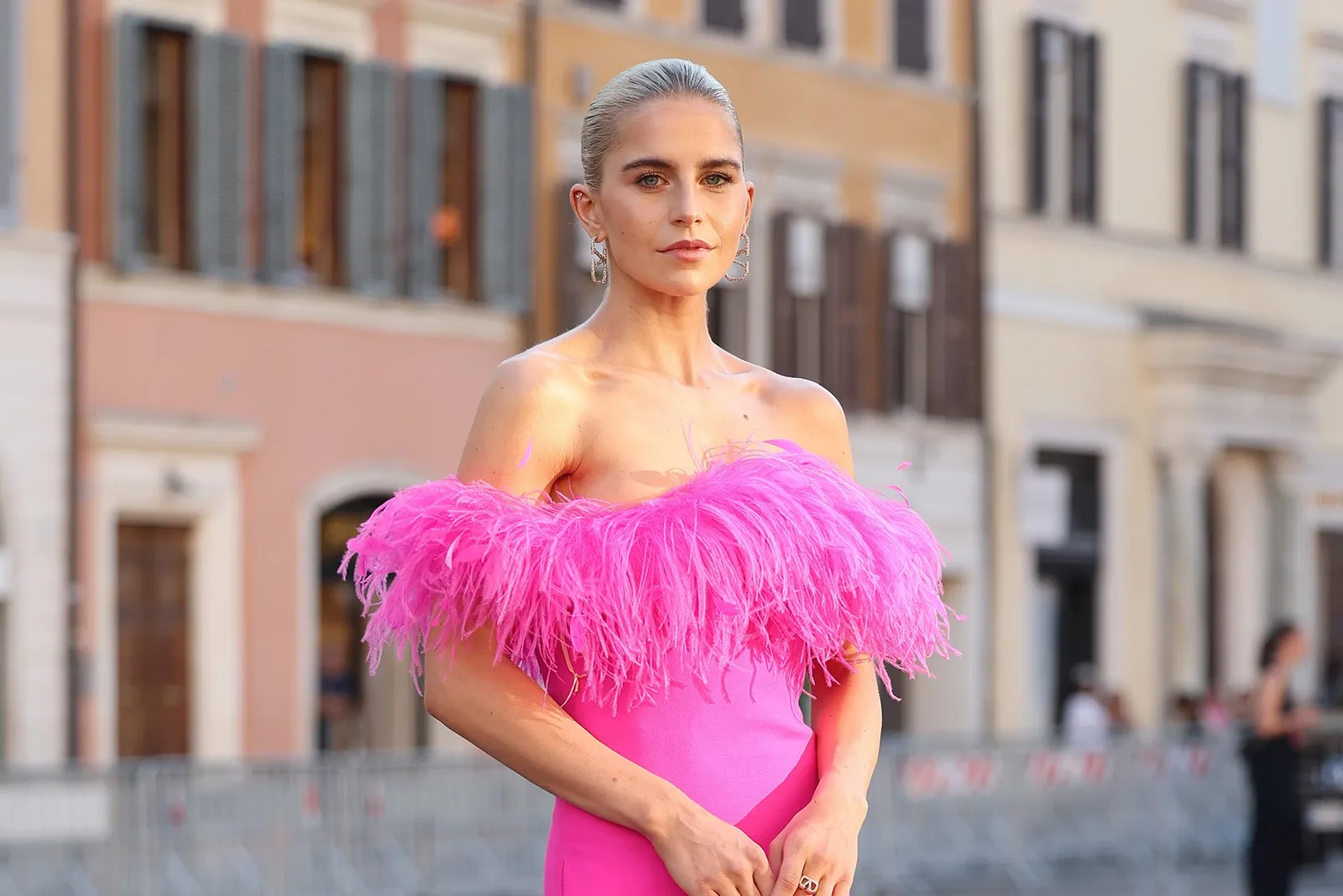 Tips Mix & Match Outfit pakai Warna Pink Valentino