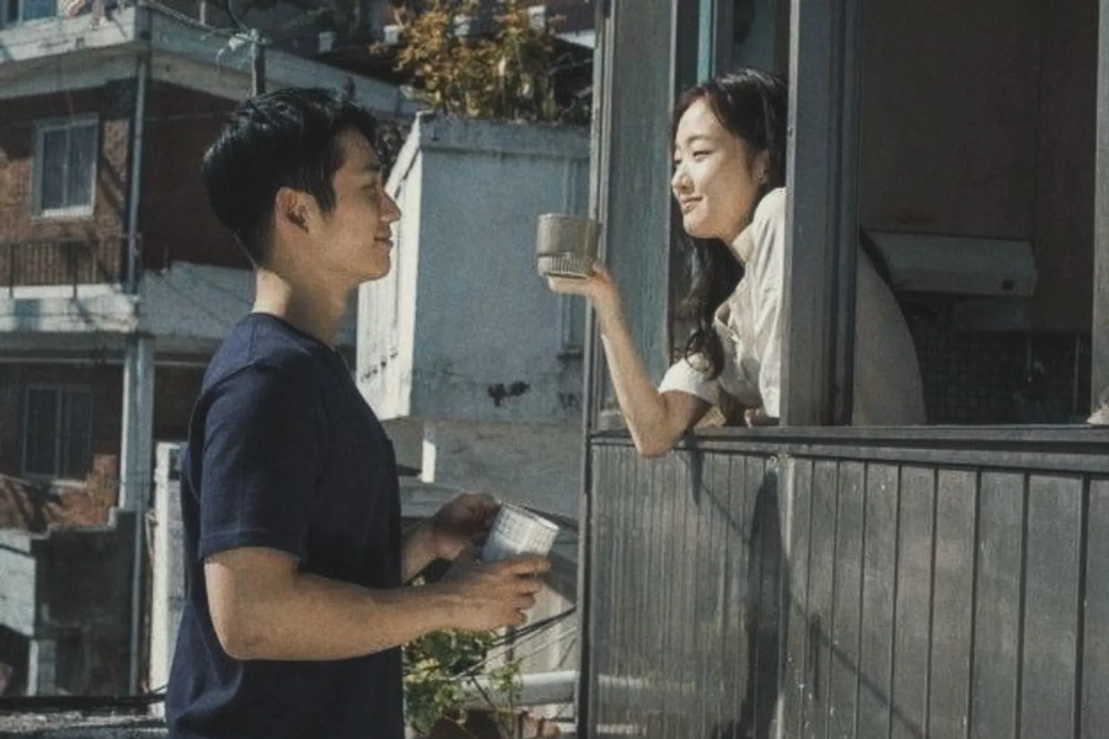 Aesthetic! 12 Inspirasi Foto Pre-Wedding Outdoor a la Drama Korea