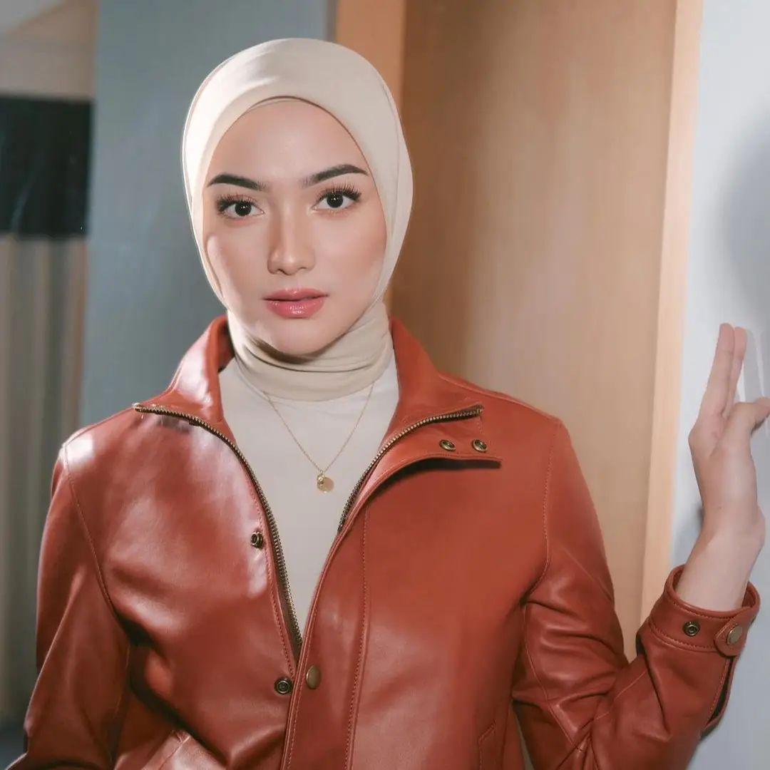 Inspirasi Riasan Soft a la Citra Kirana untuk Kamu yang Berhijab