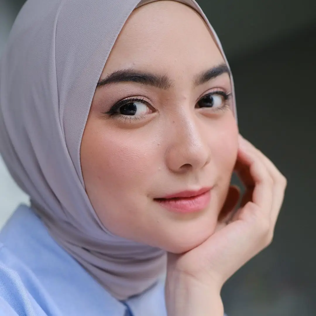 Inspirasi Riasan Soft a la Citra Kirana untuk Kamu yang Berhijab