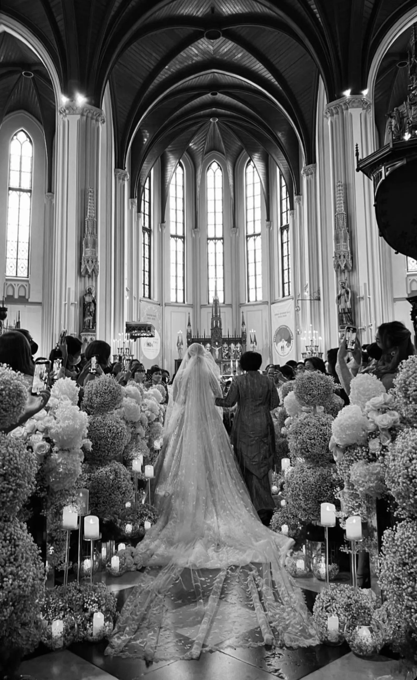 9 Potret Pernikahan Chelsea Islan dan Rob Clinton, Serasa di Eropa!