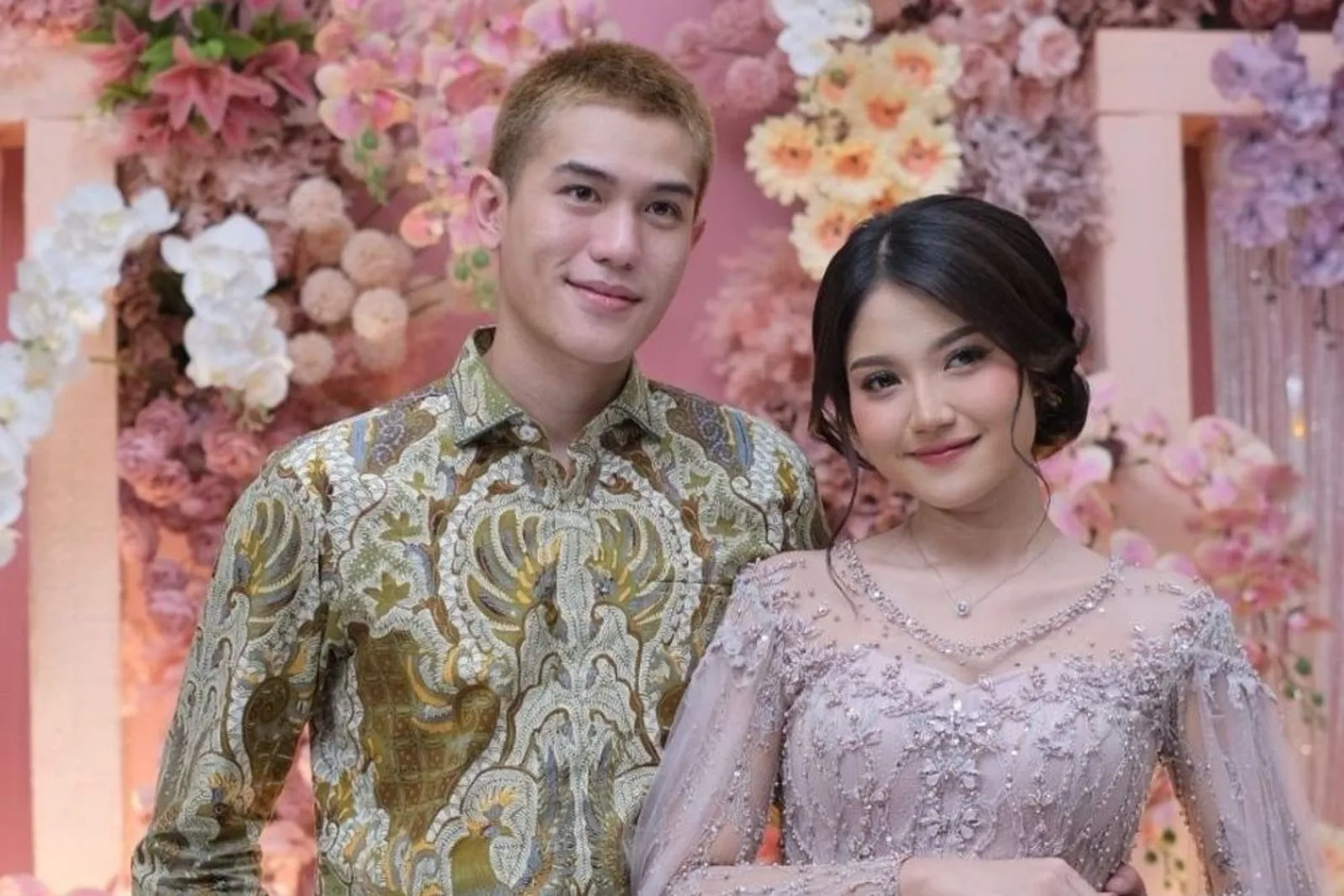 Siap Nikah, 7 Potret Pertunangan Julian Jacob dan Mirriam Eka