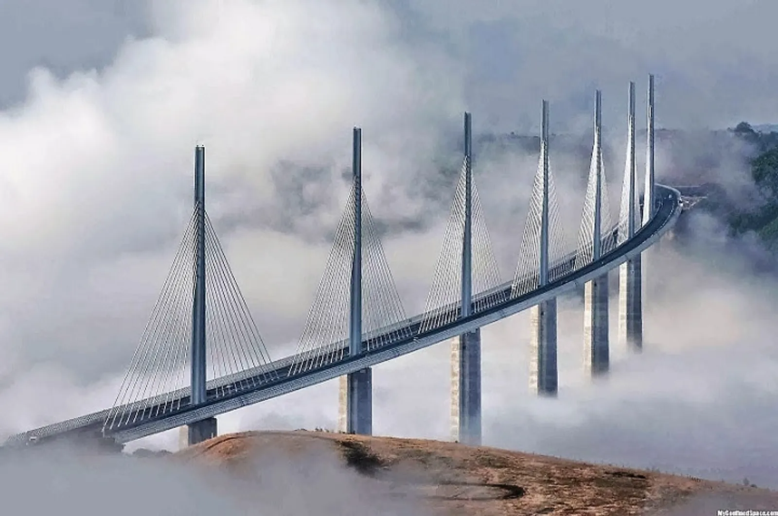 7 Jembatan Terindah di Dunia, Ada yang Bisa Melihat Pemandangan Awan