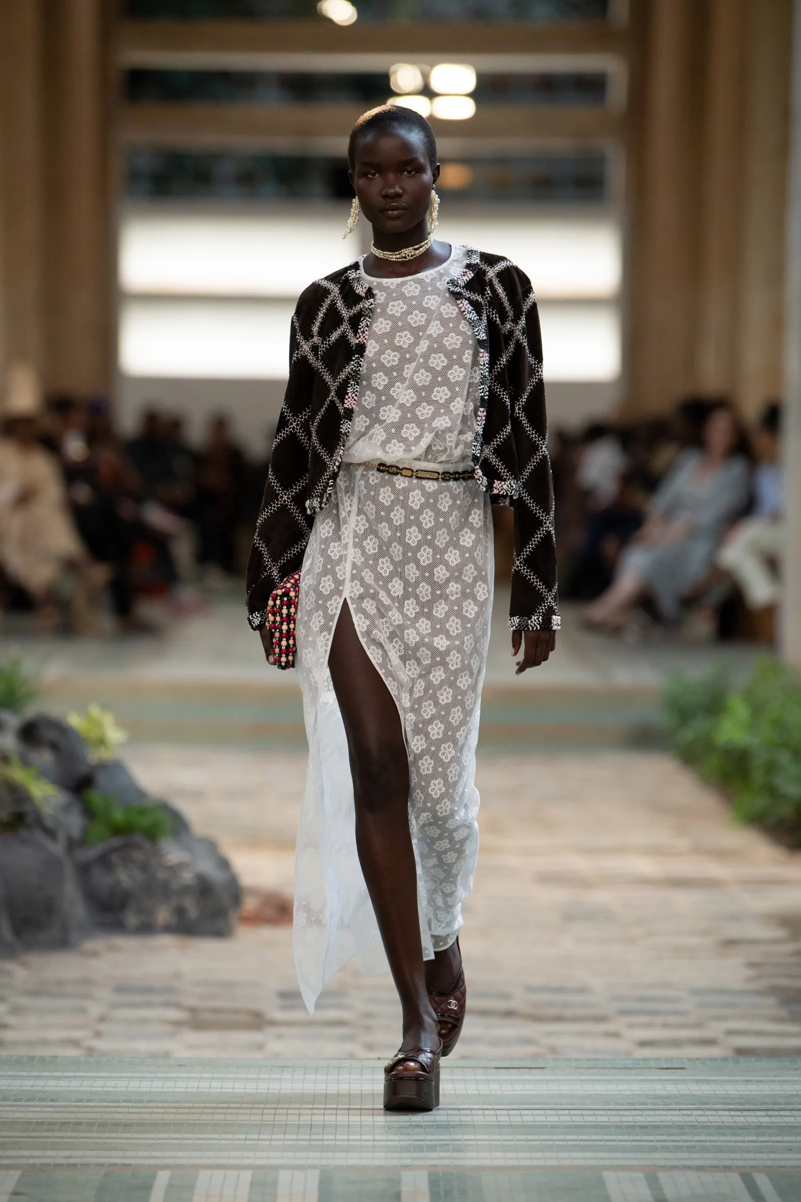5 Hal Menarik Fashion Show Chanel Métiers d'art 2023 di Afrika
