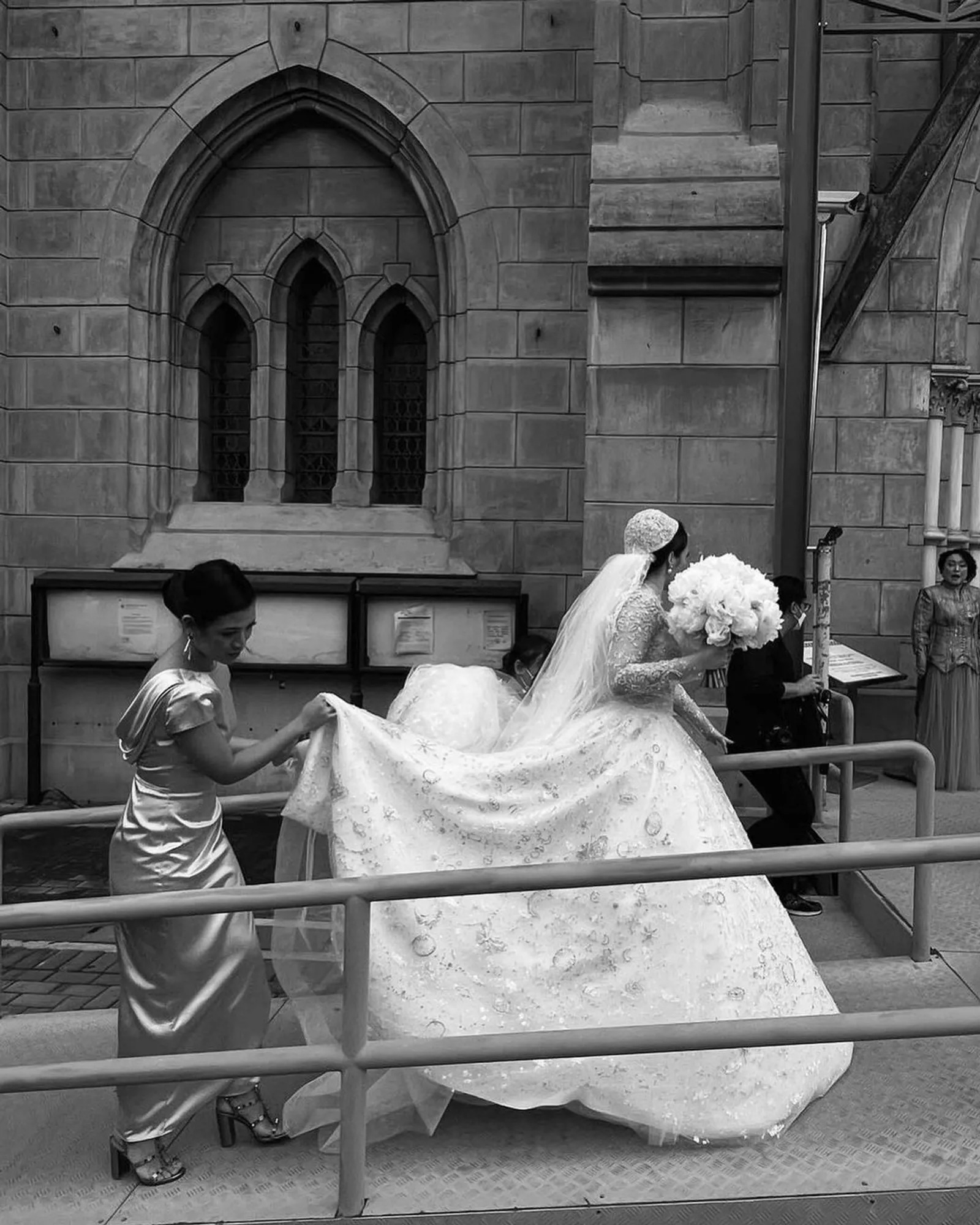 Detail Gaun Pengantin Chelsea Islan di Hari Pemberkatan Pernikahan