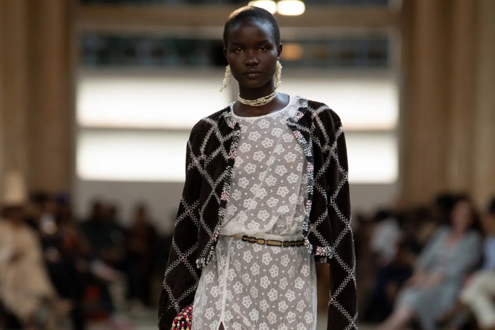 5 Hal Menarik Fashion Show Chanel Métiers d'art 2023 di Afrika