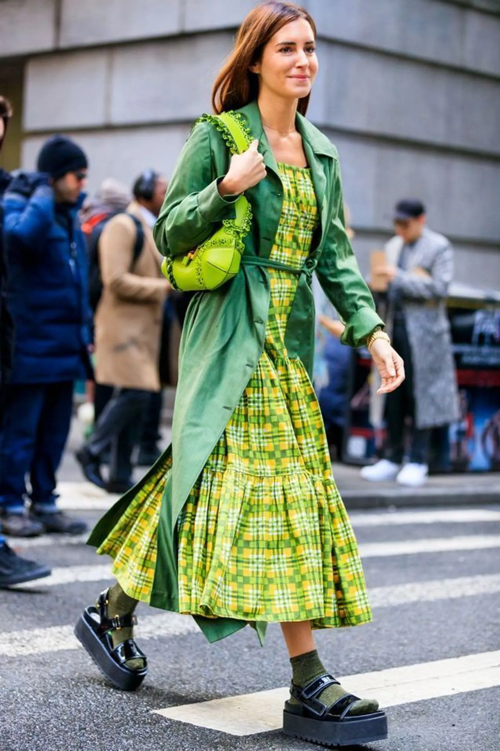 Cara Mix & Match Outfit Pakai Warna Lime Green