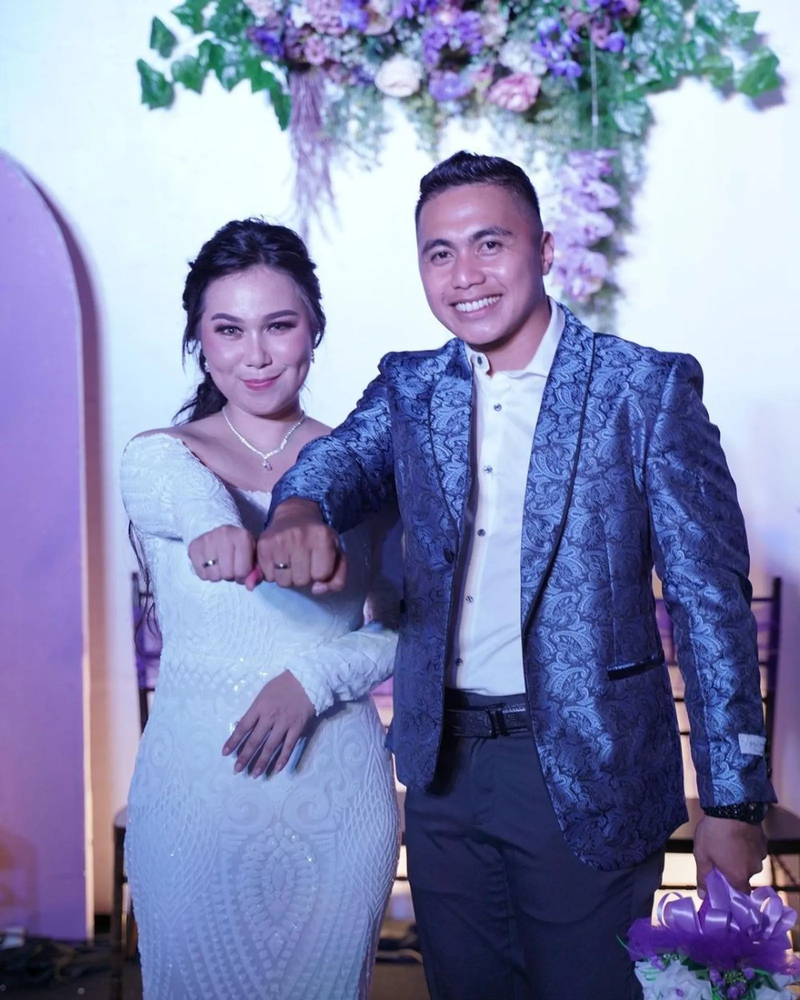 Digelar Diam-Diam, 9 Potret Pernikahan Aprilio Manganang dan Claudia