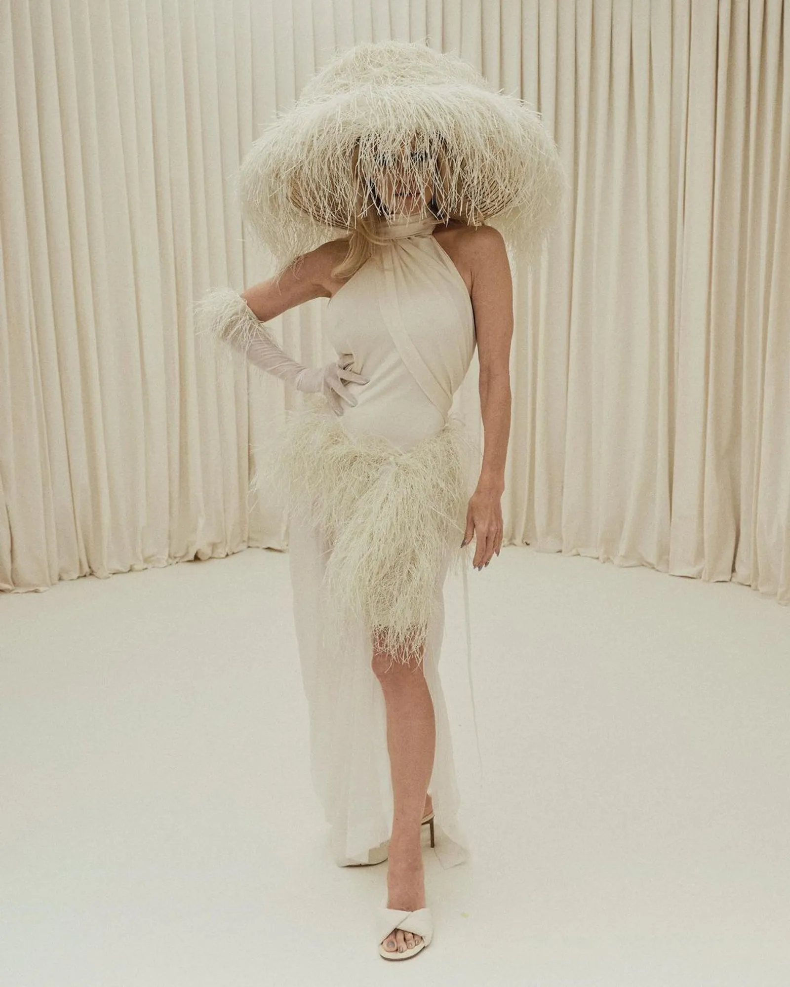 Ada 'Nyeplak' saat Pamela Anderson Pakai Dress Rafia di Acara Fashion