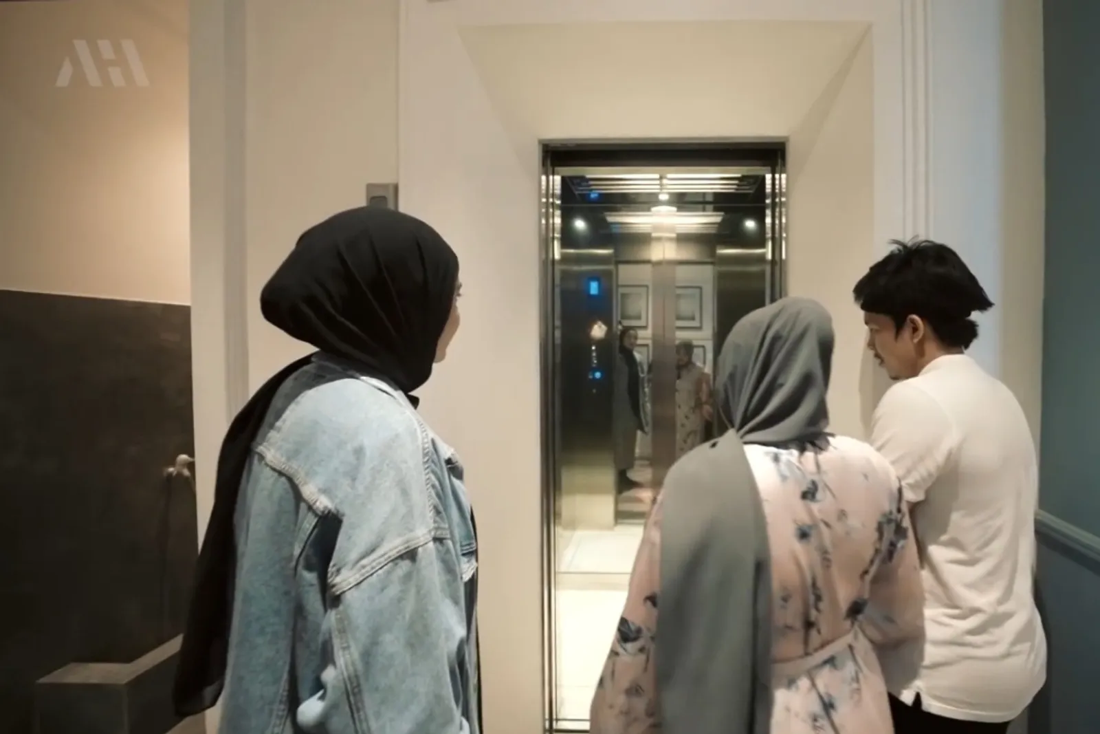 17 Artis Ini Punya Rumah yang Dilengkapi Lift, Mewah Banget!