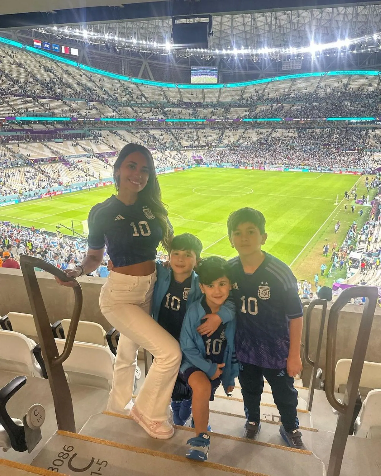 Dukung Suami, 9 Momen Antonela Istri Messi Nonton Piala Dunia di Qatar
