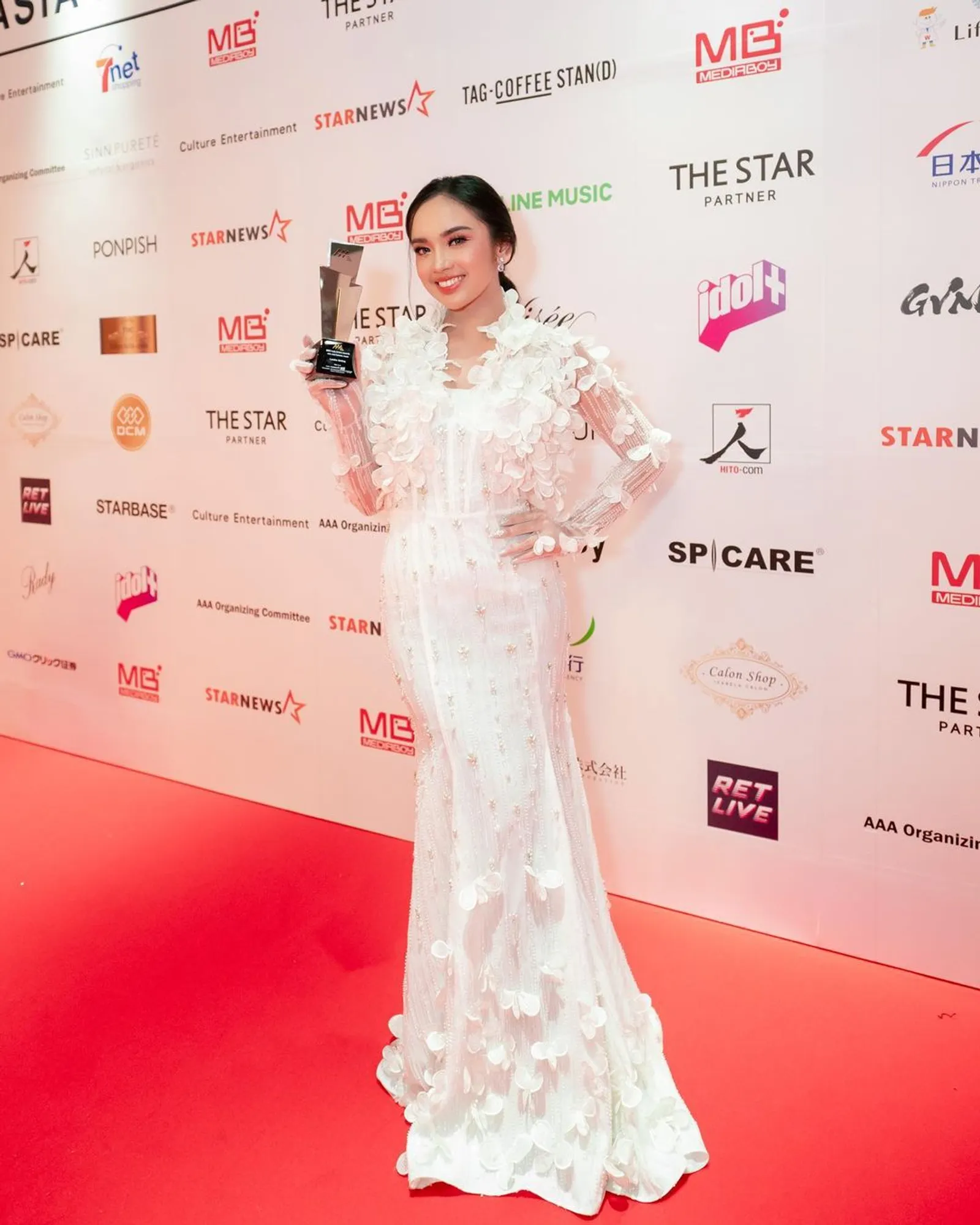 Potret Lyodra Ginting Pakai Gaun Glamor di Asia Artist Award 2022 