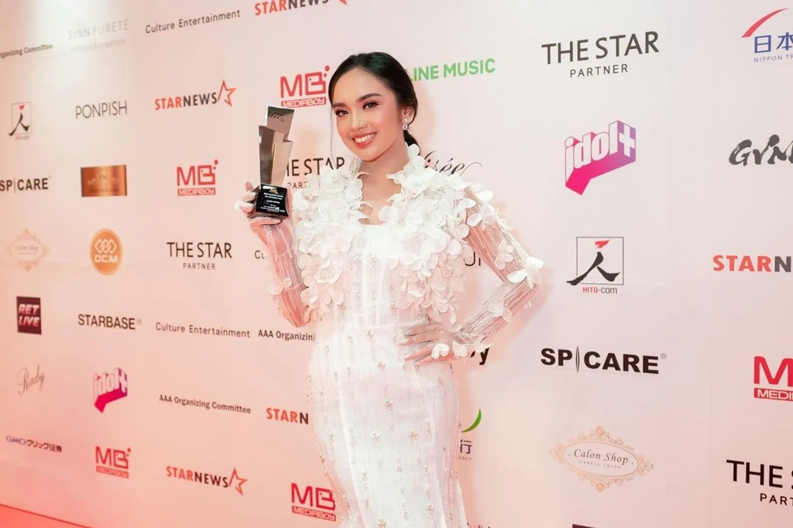 Potret Lyodra Ginting Pakai Gaun Glamor di Asia Artist Award 2022 