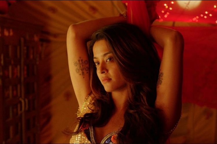 8 Film India Drama Romantis Yang Banyak Adegan Seksnya 