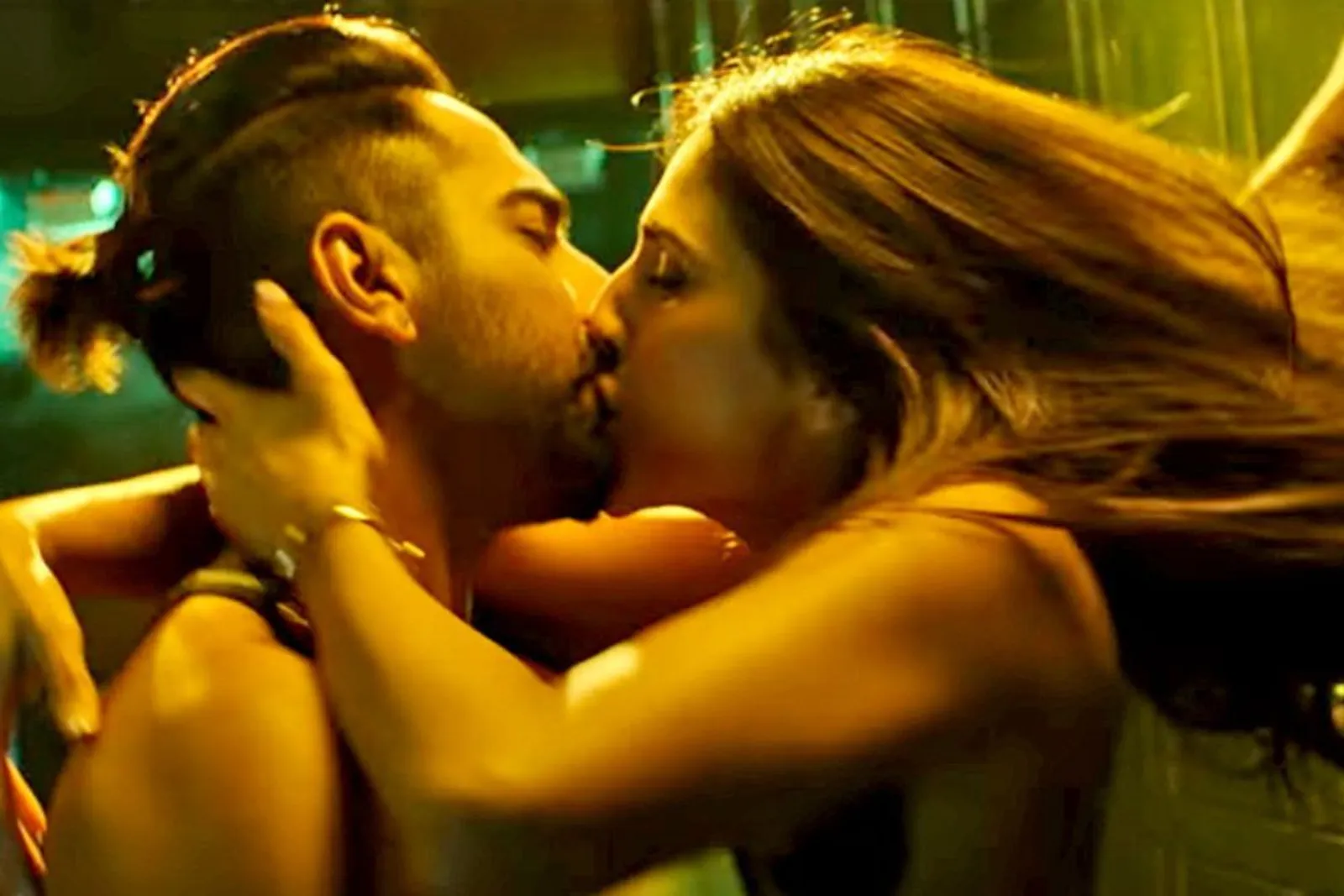 8 Film India Romantis yang Banyak Adegan Seksnya, Bikin Panas Dingin