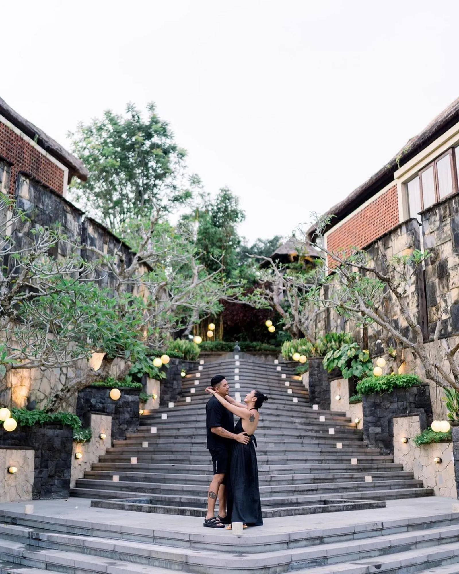 9 Potret Keluarga Ryan Delon yang Rayakan Ultah & Anniversary di Bali