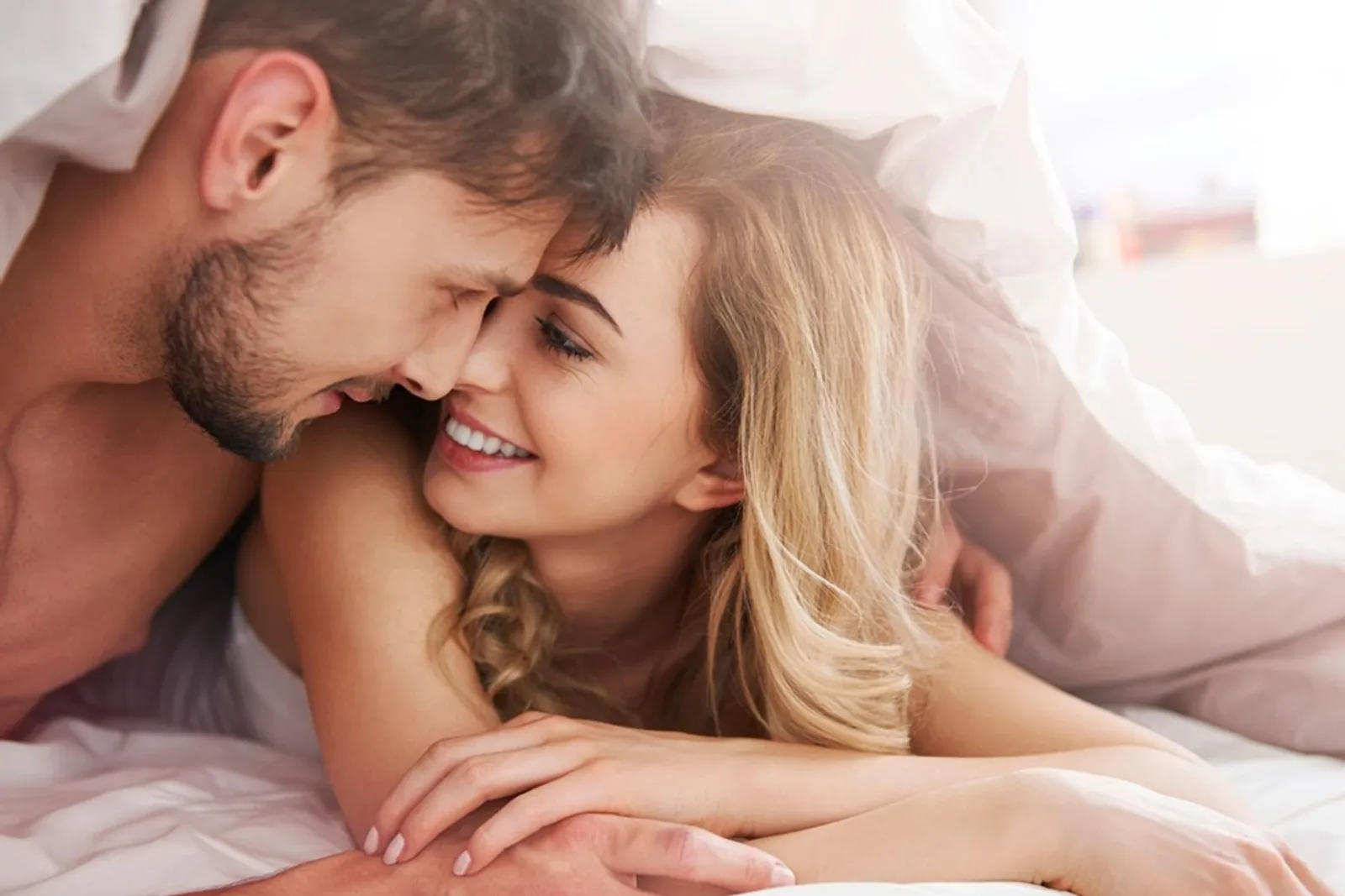 Tetap Nikmat, Ini 5 Tips Seks untuk Pasangan yang Berbeda Tinggi Badan
