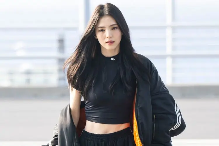 7 Gaya Han So Hee di Bandara, Edgy dengan Warna Serba Hitam!